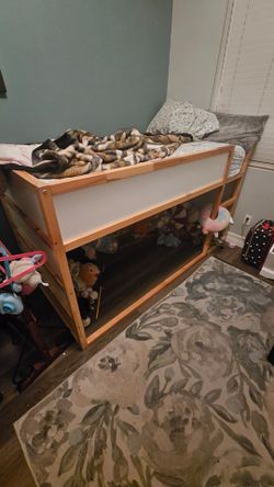 Twin bunk bed