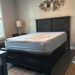 Queen Size Panel Bed With Footboard Storage / 2 Drawers