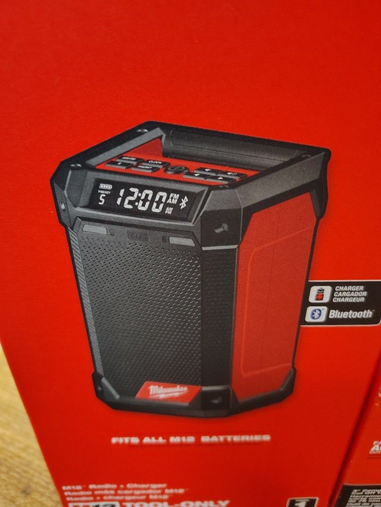 Milwaukee M12 Bluetooth Radio/Charger