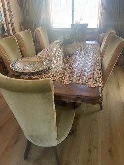High-End Thomasville China/Dish Cabinet, Dining Room Table and 8 Chairs