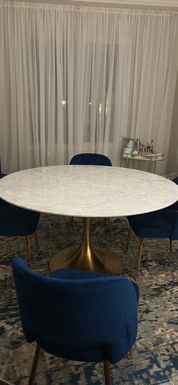 Williams Sonoma Tulip Round Pedestal Dining Table (56")