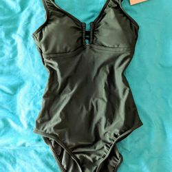 Kona Sol green one piece x- small swimsuit. Adjustable straps. Metal Detail Front. Lightly padded built in bra area.