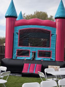 BRAND NEW 13'x13' Bounce House Never Used!
¡Nueva brinca brinca de 13'x13' nunca usada!