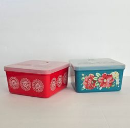 LIMITED EDITION~THE PIONEER WOMAN 💐 ~Floral Storage Containers (2)
Discover the beauty of the Vintage Floral collection with these (2) rare 70 oz pl
