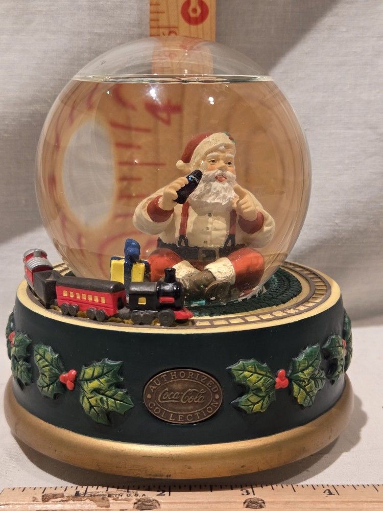 "Coca-Cola"  VTG 1999 "Heritage Collection " *RARE* musical  Santa  snow globe. 