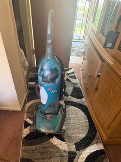 Hoover Savvy Upright Bagless Vacuum