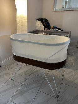 SNOO Smart Sleeper Bassinet + 4 Sleep Sacks + 2 Sheets – Excellent Condition