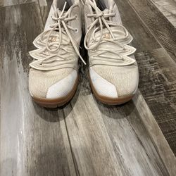 Nike Kyrie 5 Irish White and Gold Basketball Sneakers