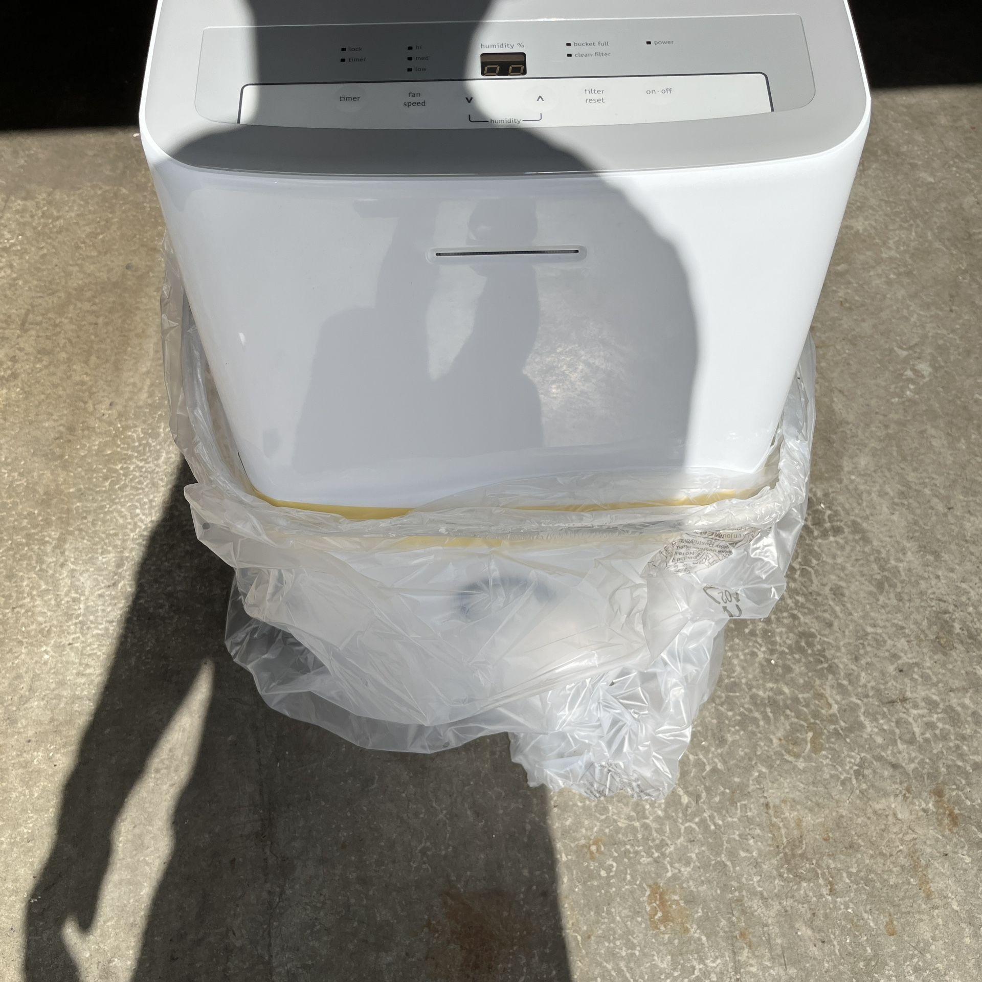 FRIGIDAIRE DEHUMIDIFIER WHITE