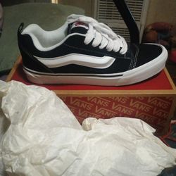 VANS
Knu Skool - Mens  Size 10
