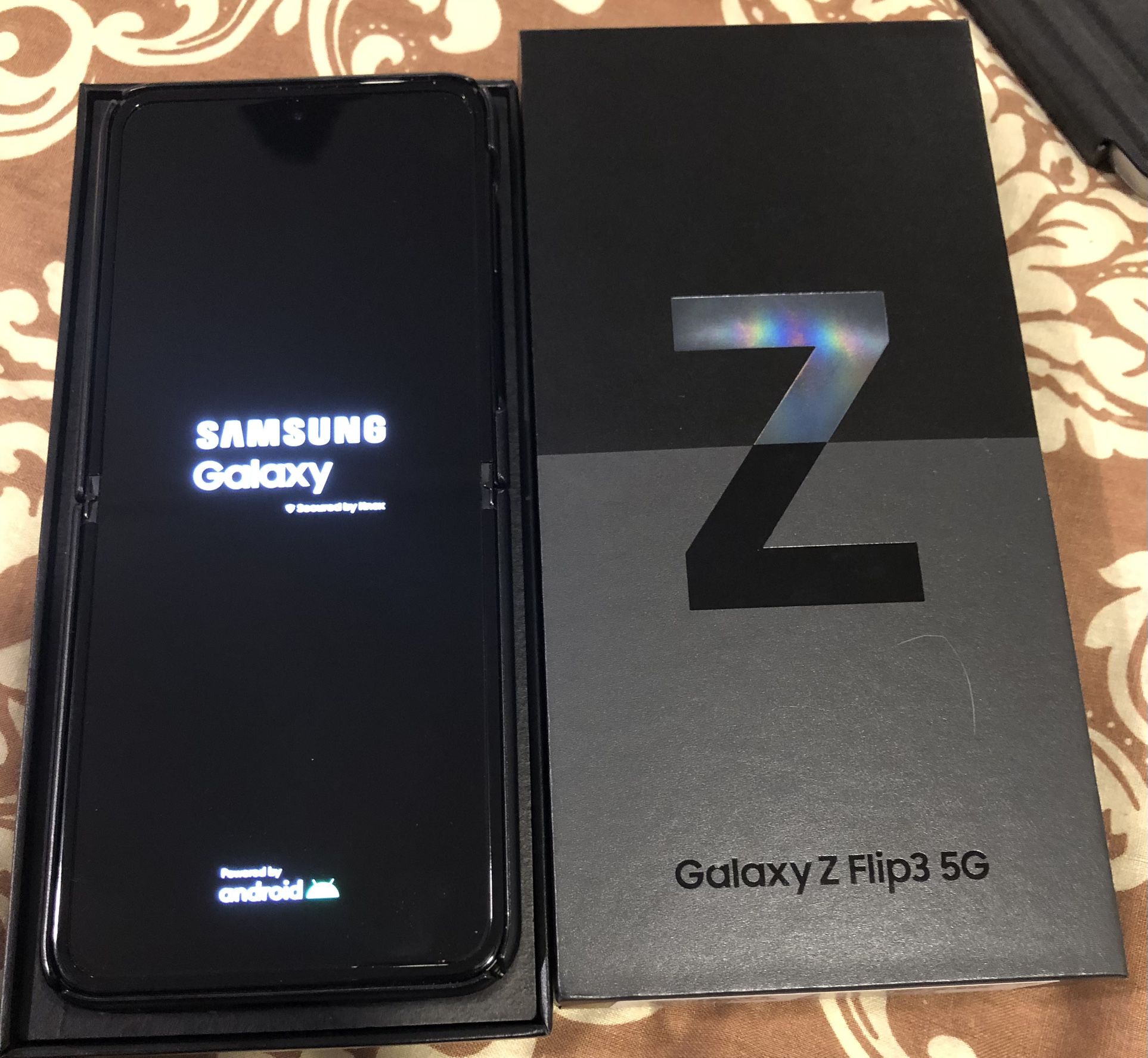 Samsung Galaxy Z Flip 3 Like New Graphite black 128 G storage Unlocked !!