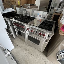 WOLF 48” RANGE WITH 6 GAS BURNERS / GRIDDLE AND DOUBLE OVEN