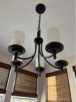 Chandelier in excellent condition
