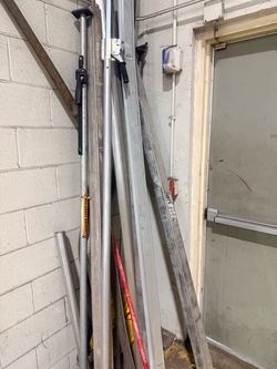 Trailer cargo control bar