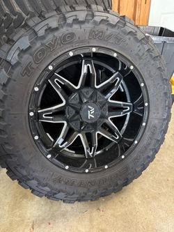 Toyo 35 /12.50 R20   5 rims with tires and 2 extra tires