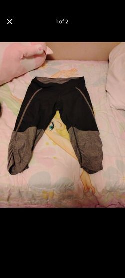 Black and Gray Cropped Athletic Leggings