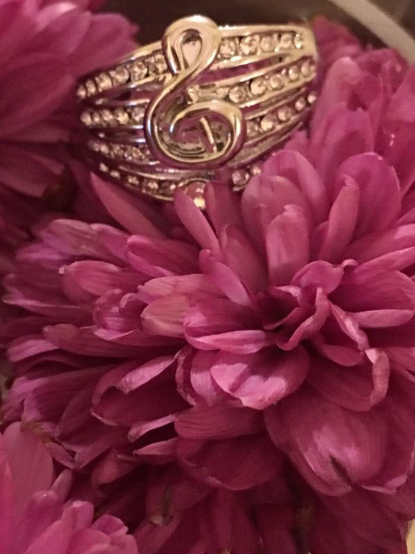NEW beautiful music note and Zirconia accent ring, 18k white gold filled