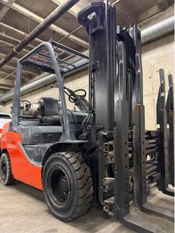 TOYOTA M8 forklift 5500 lb,3 stage, side shift, single double LOW HOURS