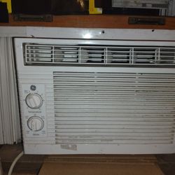 SMALL ROOM WINDOW AC UNIT