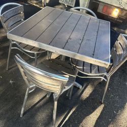mesas de aluminio 60 cada una con cuantas sillas