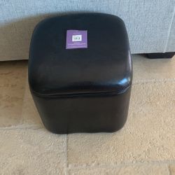 Storage ottoman 