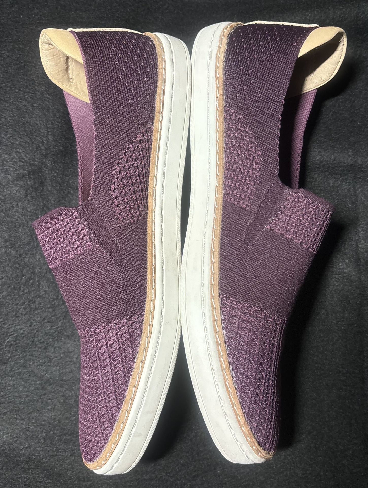 EUC~ Ugg Sammy Sneaker