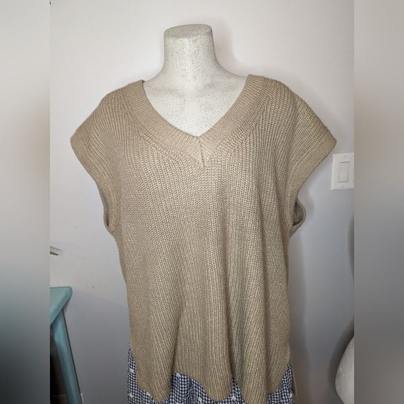 Sweater vest bundle includes XL XXL in gray taupe