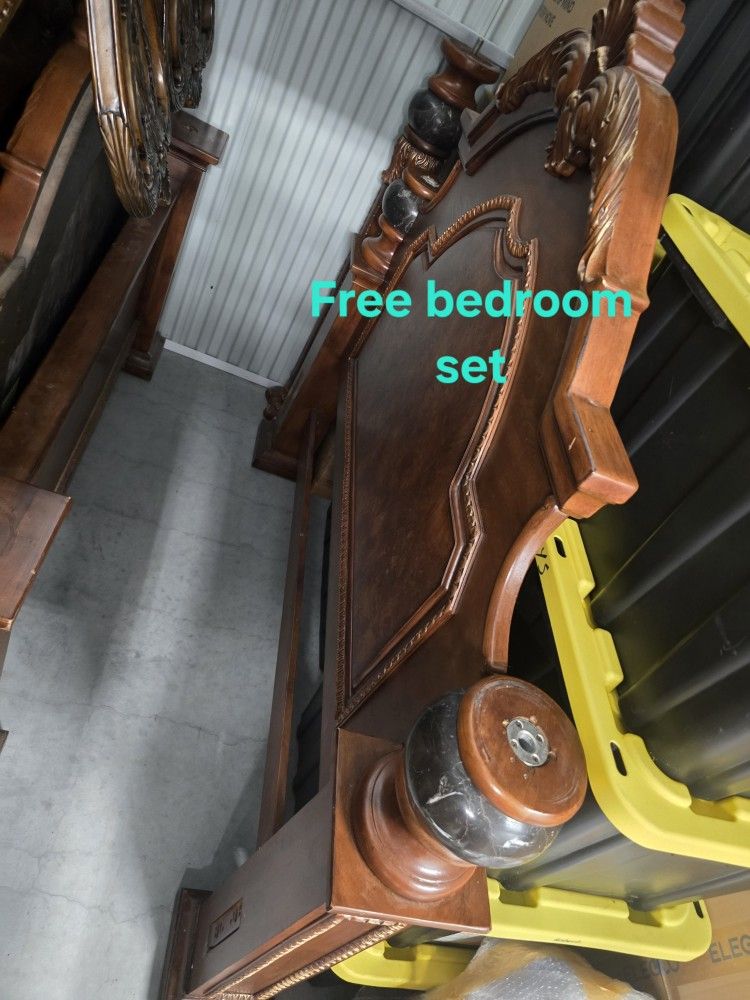 Bedroom Set (Must Pick Up) [Free]