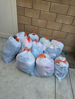 Clothes Women and Men size SM L take all of them like a bunch not separated 50 $ for all
11 bags
