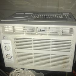 WINDOW AC IN EXCELLENT CONDITION $60 VISALIA 
