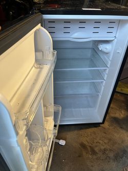 Mini fridge 