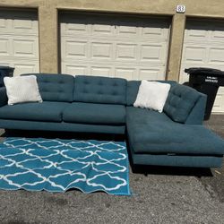 GREEN SECTIONAL COUCH W/ FREE DELIVERY 