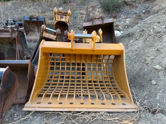 Excavator skeleton rock screening bucket