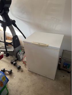 WHITE GARAGE CHEST FREEZER