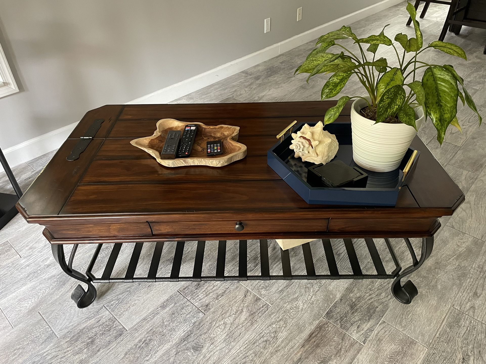 Coffee/ Cocktail Table