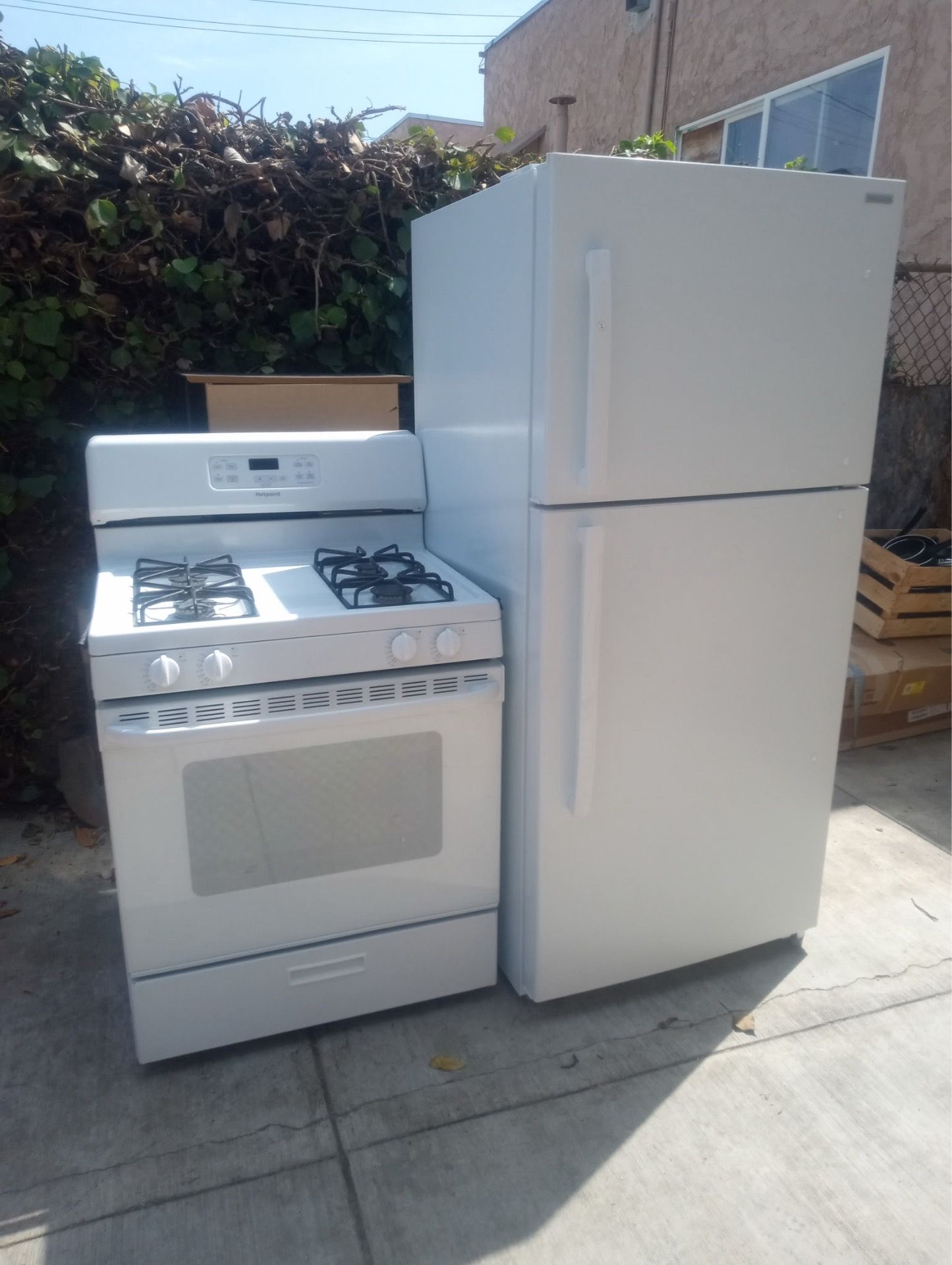 Stove & Refrigerator