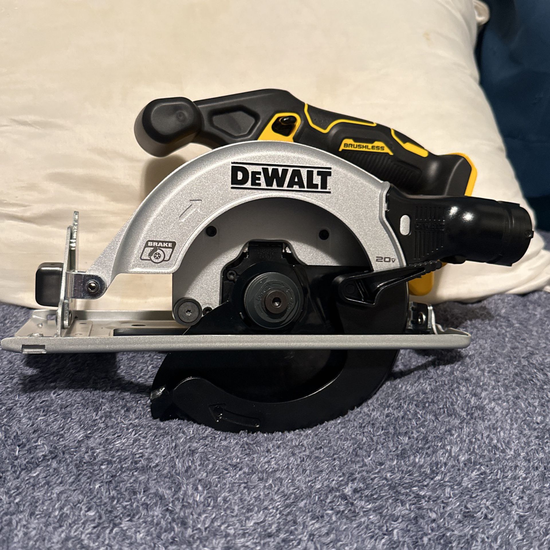 Dewalt Saw Cordless 20V MAX Cordless Brushless 6-1/2 in. Sidewinder Style Circular Saw With Saw Disc  (Tool Only)
