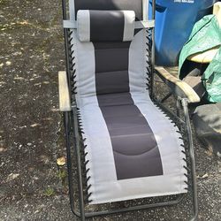 Foldable lounge chairs