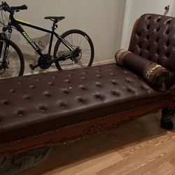 Tuft lounge Chair Like New