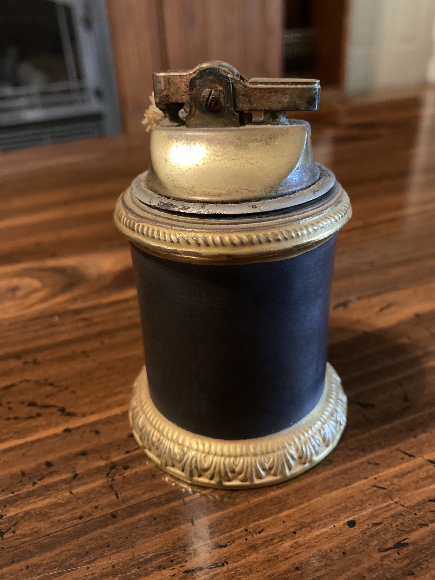 Antigue cylinder lighter
