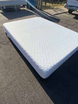 FREE DELIVERY: Queen Gel Memory Foam Bed