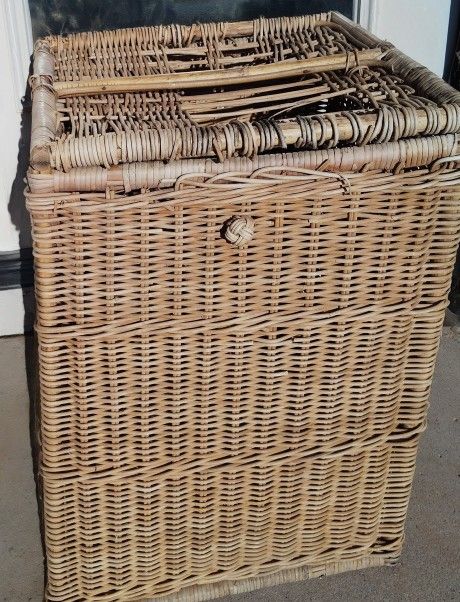Wicker Basket with Lid and Handles on Both Sides 