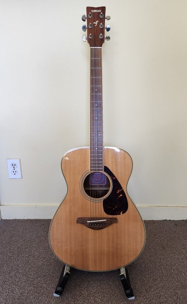 Yamaha FS720S Guitar W/Stand.