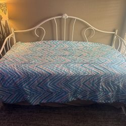 Day Bed with Trundle