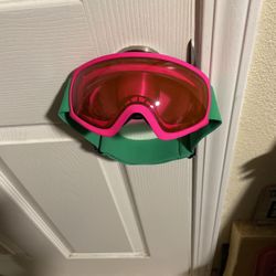 TRAVERS Snow Goggles.