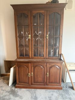 Wood China Hutch In Excellent Condition 