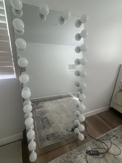Vanitii Hollywood Mirror