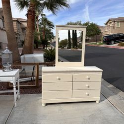 Dresser With Mirror