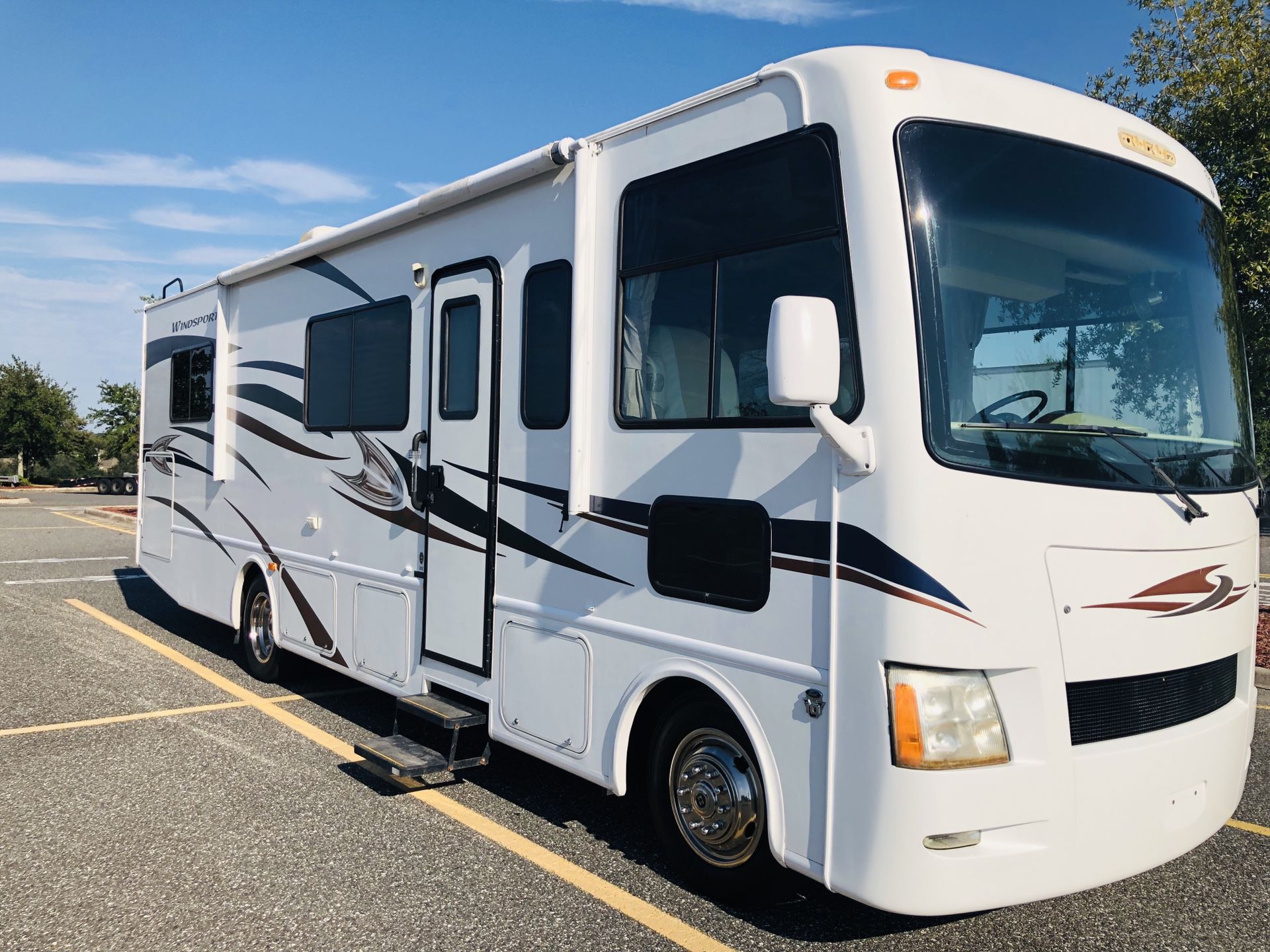 2013 windsport Class A motorhome 30ft like new extreme clean must see original owner always garage kept