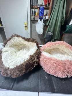 The round hooded doughnut is for medium and small-sized pets - plush cat beds